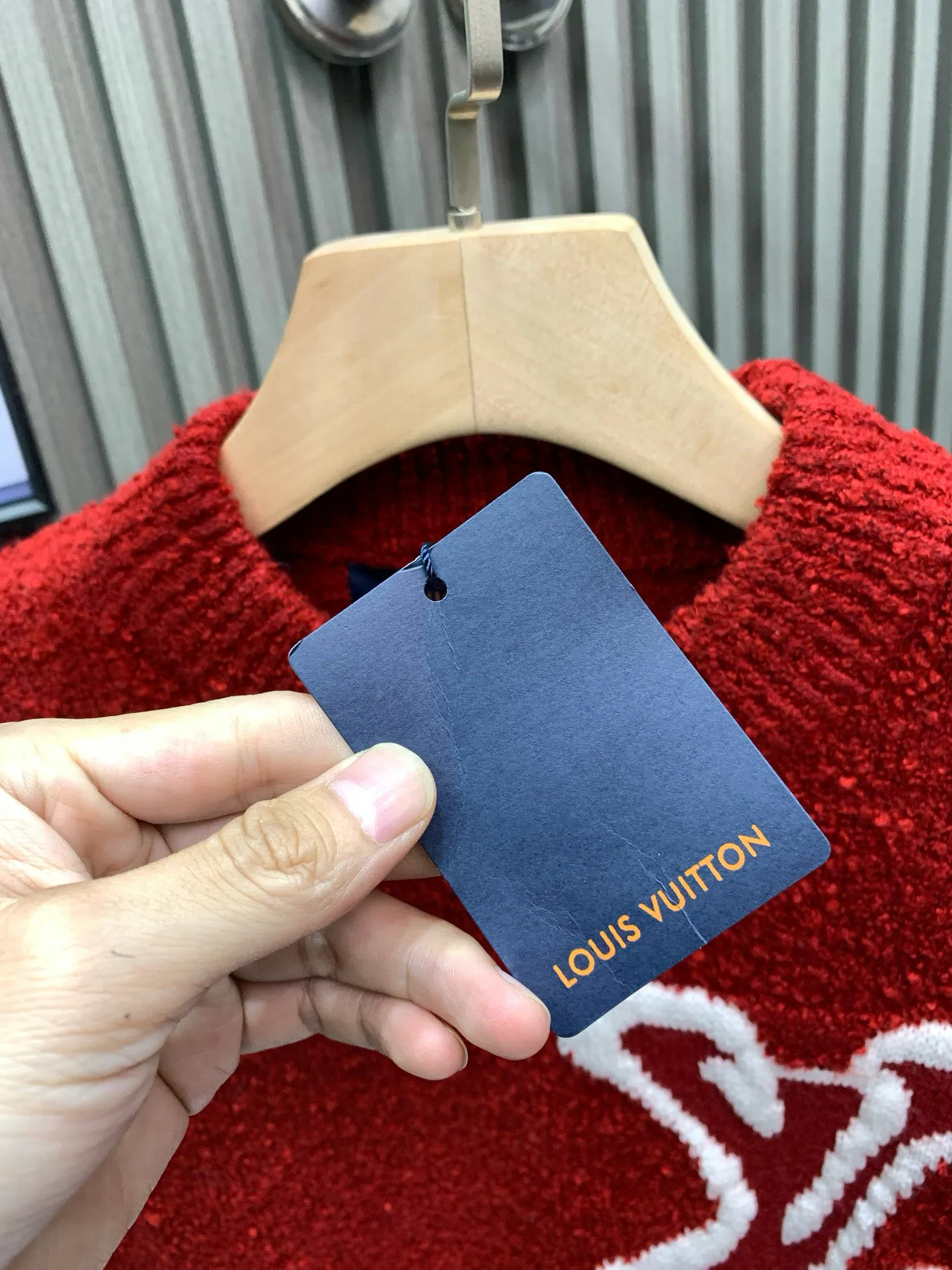 🅿️400 🀄️ Louis Vuitton 1v 25FW New Year's style mirrored logo intarsia sweater. Original purchase: 10,900. Custom-woven and dyed sheep wool 55%, yak hair 21%, nylon 20%, spandex 4% wool loop yarn. The yarn has high ductility and good elasticity. It is different from the non-elastic version on the market. The special washing process is very soft and skin-friendly. Positive 3-needle knitting process. The thickness of each stitch of the inlay on the clothing logo is consistent with ZP. The back logo is a mirror intarsia. A high-elastic elastic band is added in the middle of the thread at the neckline. The upper body is soft, breathable, and skin-friendly. It is not easy to deform when washed. The upper body is skin-friendly and versatile. Wear it in front of others. A powerful autumn and winter item.